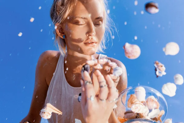 Mooie jonge vrouw model reflectie in de spiegel staand — Stockfoto