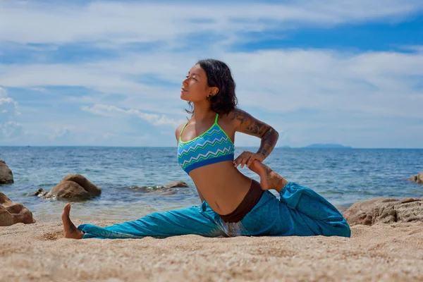 Giovane Donna Sportiva Che Yoga Sulla Bella Spiaggia — Foto Stock