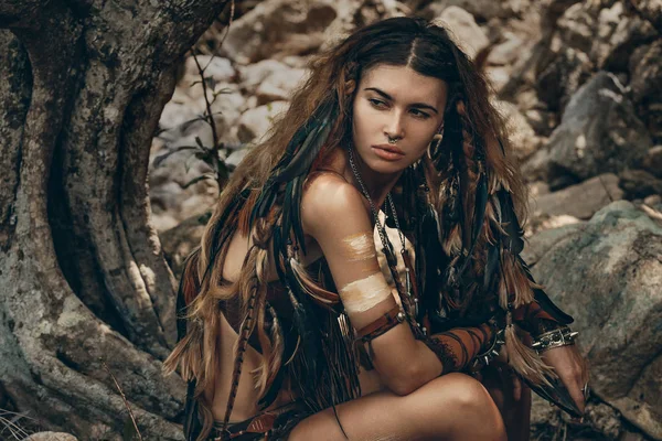 Retrato Bela Mulher Caucasiana Conceito Roupa Primitiva Nativa — Fotografia de Stock