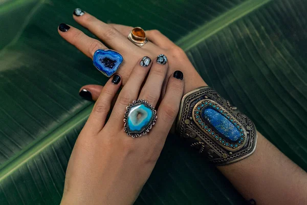 Bliska ręce kobiety z kamieni Boho klejnot pierścienie — Zdjęcie stockowe