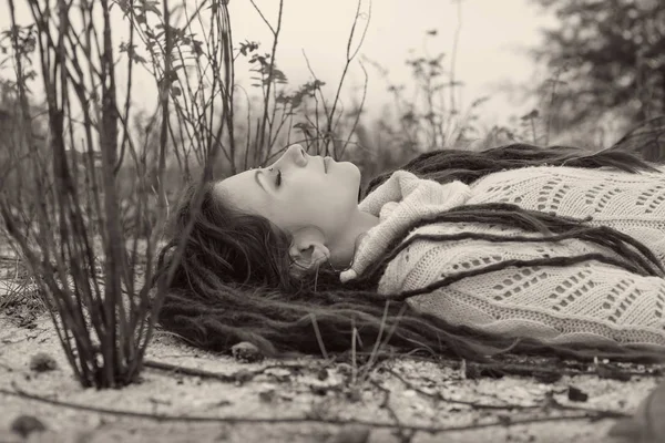 Menina Beleza Com Dreadlocks Paisagem Natureza — Fotografia de Stock