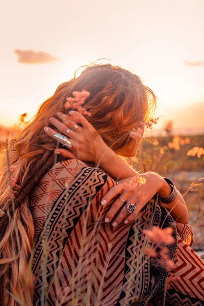 Portret Van Mooie Vrouw Met Inheemse Vibes Concept Poseren Camera — Stockfoto