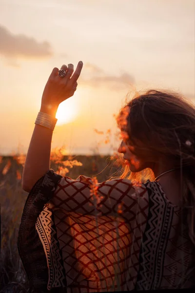 日落时在田野里对着相机摆姿势的美丽女人的肖像 — 图库照片