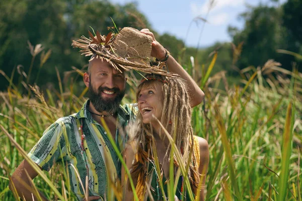 Hombres Mujeres Felices Que Ponen Juntos Aire Libre — Foto de Stock