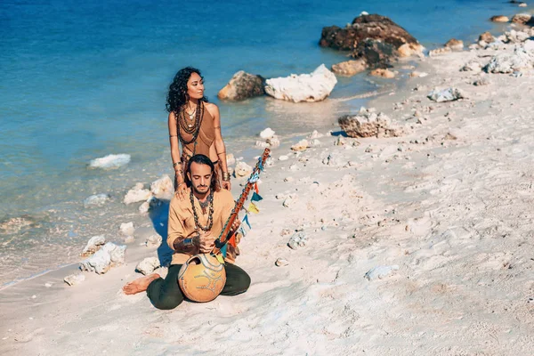 美しい若いカップルが野外で民族音楽を演奏 — ストック写真