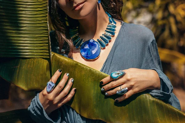 Gros plan des mains de la femme avec des anneaux de pierres précieuses boho — Photo
