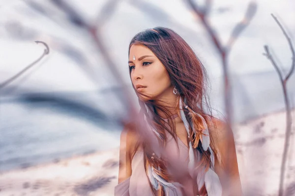 Mulher bonita estilo boho jovem ao ar livre com galhos secos — Fotografia de Stock