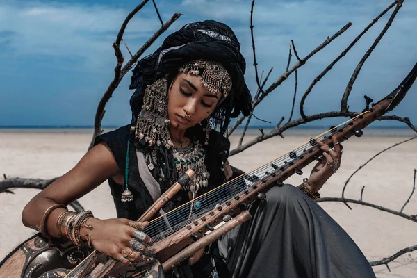 Frau Einheimischer Kleidung Spielt Sitar Freien — Stockfoto