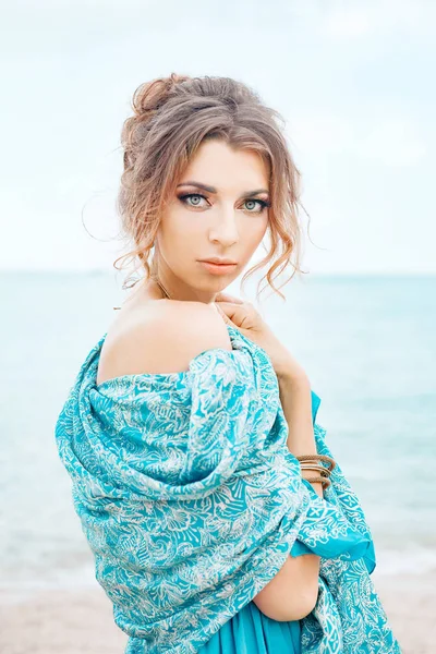 Hermosa Mujer Atractiva Poniendo Cámara Playa — Foto de Stock