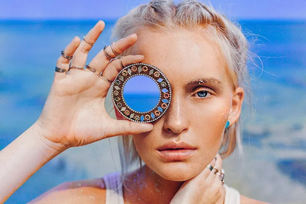 Bela jovem modelo de moda na praia. Fechar retrato — Fotografia de Stock