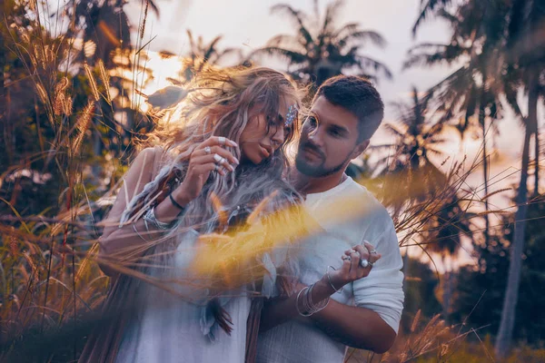 Belo Jovem Casal Praia Juntos — Fotografia de Stock