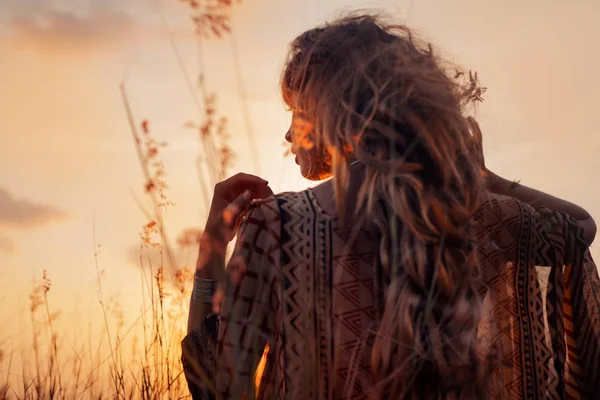 日落时在田野里对着相机摆姿势的美丽女人的肖像 — 图库照片