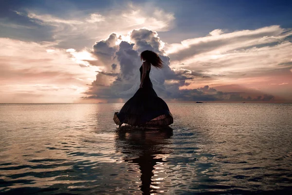 Elegant Woman Posing Beach Sunset — Stock Photo, Image