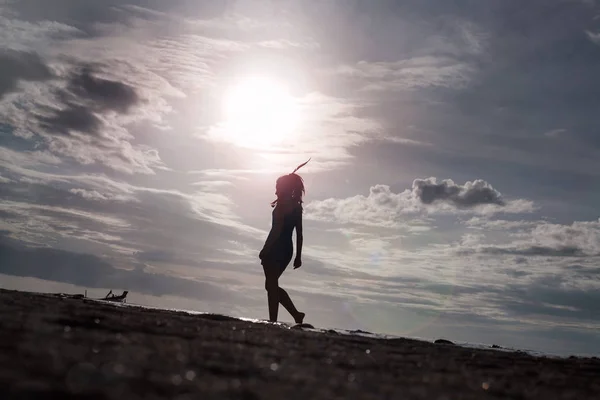Νεαρή Γυναίκα Απολαμβάνει Όμορφο Ηλιοβασίλεμα Στη Φύση — Φωτογραφία Αρχείου