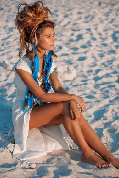Atractiva Mujer Estilo Bohemio Posando Playa —  Fotos de Stock