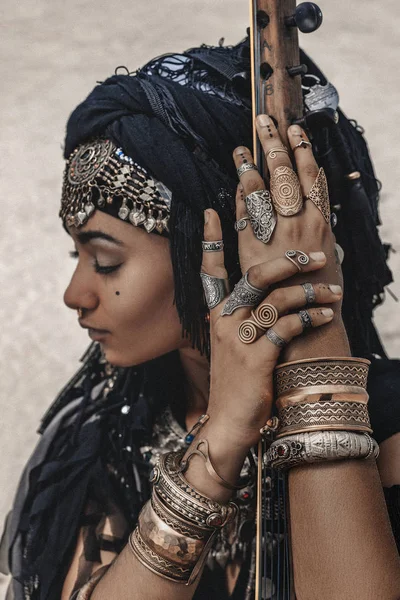 Woman Native Clothes Playing Sitar Outdoors — Stok fotoğraf