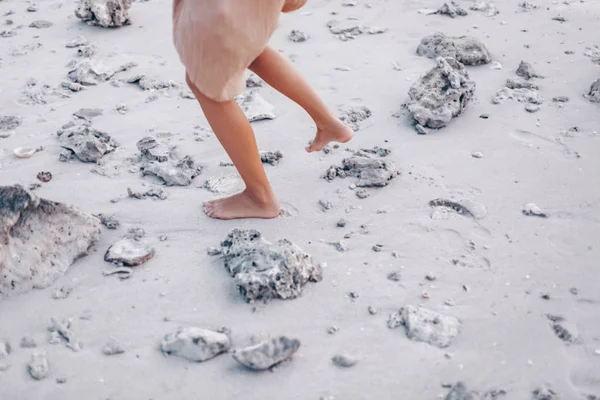 Bijgesneden Beeld Van Vrouwelijke Benen Lopen Het Strand — Stockfoto