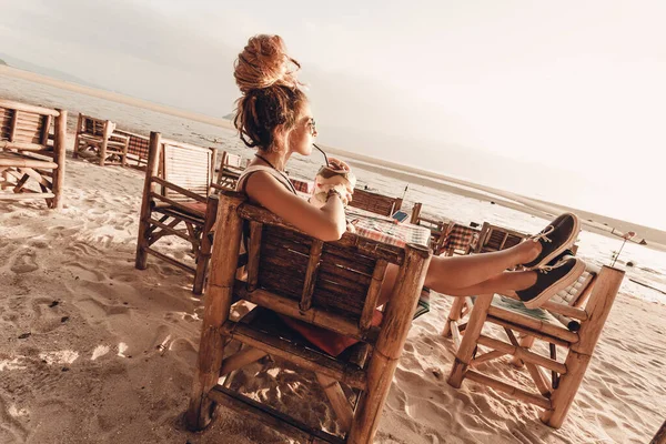 Mujer Joven Relajándose Playa Atardecer — Foto de Stock