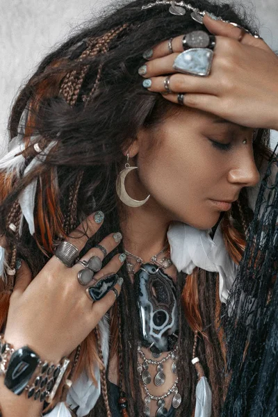 Hermosa mujer con estilo con una gran cantidad de piedras preciosas accesorios —  Fotos de Stock