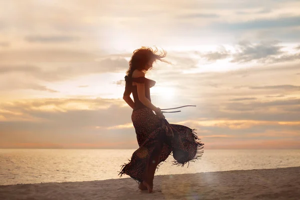 Елегантна Жінка Позує Пляжі Під Час Заходу Сонця — стокове фото