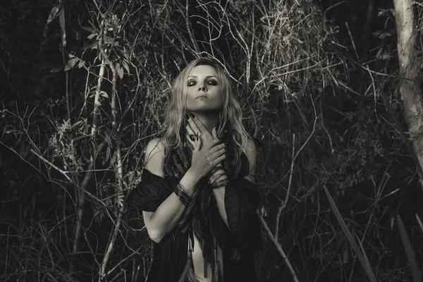 森の中でポーズをとる雄大な若い魔女 — ストック写真