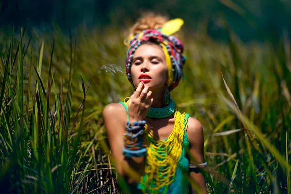 Atractivo Boho Mujer Aire Libre Selva Fondo — Foto de Stock