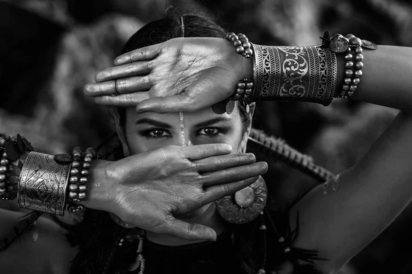 Beautiful Woman Posing Tribal Concept Nature — Stock Photo, Image