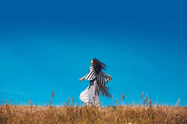 Schöne Mädchen Einem Langen Kleid Auf Dem Feld — Stockfoto