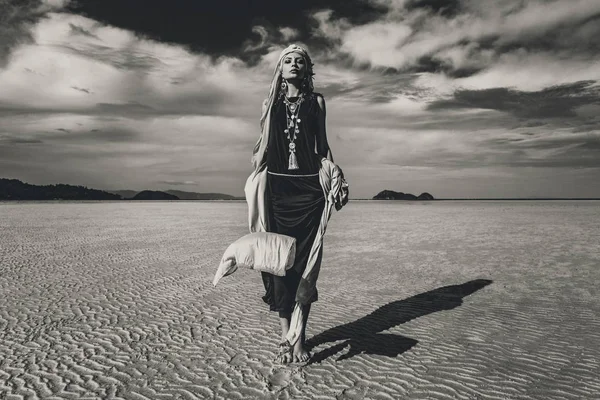 Hermosa Mujer Bohemia Elegante Posando Playa Tropical Concepto Gitano Fotos De Stock Sin Royalties Gratis