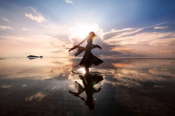 Elegante Donna Posa Sulla Spiaggia Tramonto — Foto Stock