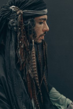 kavramsal korsan boho adam kameraya poz veriyor