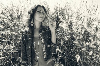 Güzel boho tarzı kadın kameraya poz veriyor