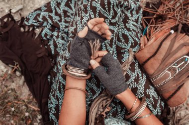 Bohem tarzı kadının kırpılmış görüntüsü ayrıntılar