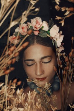 güzel genç manken bikini ile güneş gözlüğü 