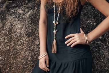 Bohem tarzı kadının kırpılmış görüntüsü ayrıntılar