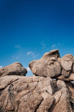 Gökyüzünün arka planında kayalar ve dağlar
