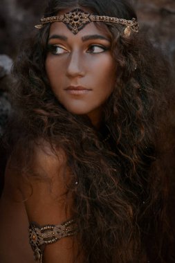 Etnik takılar içinde güzel bir kızın moda çekimi.