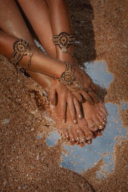 Etnik takılar içindeki güzel kız imajı.