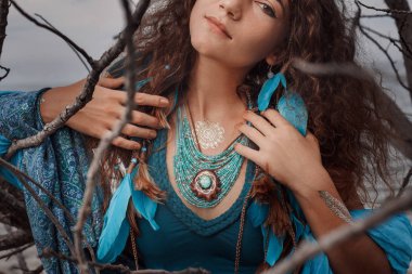 Boho kadın portre kökleri arka plan ile yakından