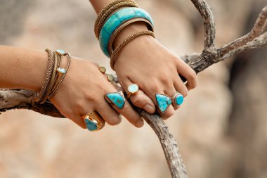 Şık aksesuarlı bir kadının kesilmiş görüntüsü.