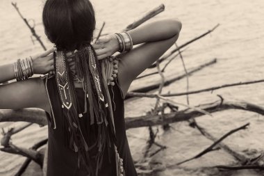 güzel genç manken bikini ile güneş gözlüğü 