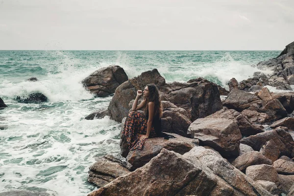 Modelo de moda jovem bonita em biquíni com óculos de sol — Fotografia de Stock