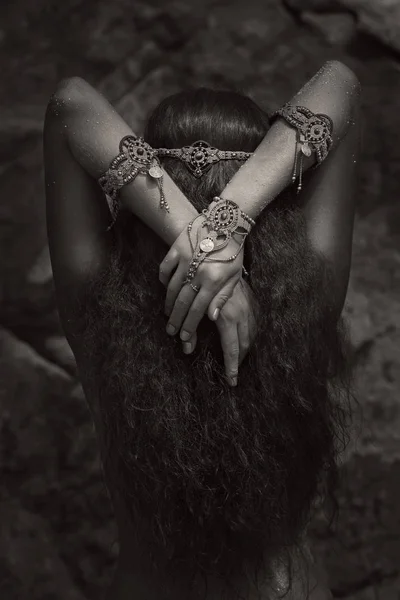Zadní Pohled Módní Záběr Krásné Boho Dívka Etnické Šperky — Stock fotografie