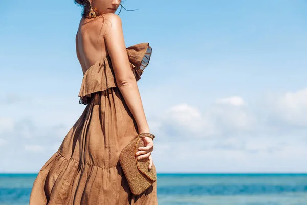 Belle jeune mannequin en bikini avec des lunettes de soleil — Photo