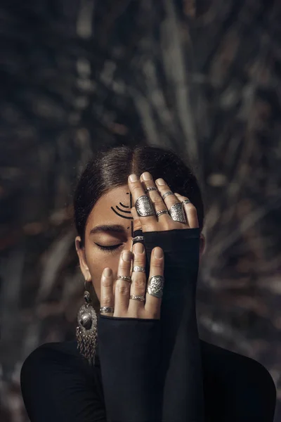 Modelo de moda jovem bonita em biquíni com óculos de sol — Fotografia de Stock