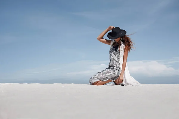 Jovem Boêmio Menina Chapéu Posando Natureza Para Câmera Tiro Moda — Fotografia de Stock