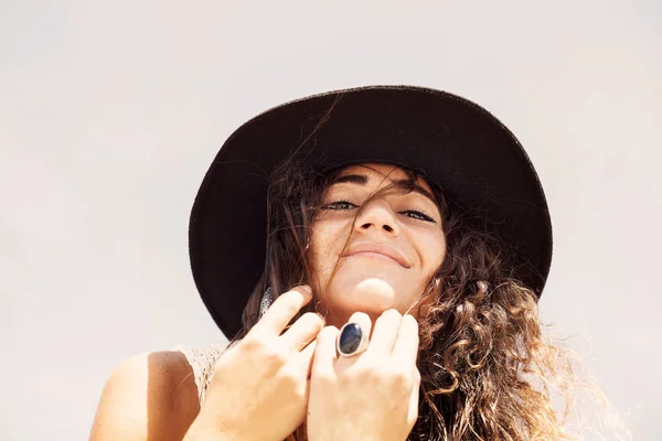 Young Bohemian Girl Hat Posing Nature Camera Fashion Shot — 스톡 사진