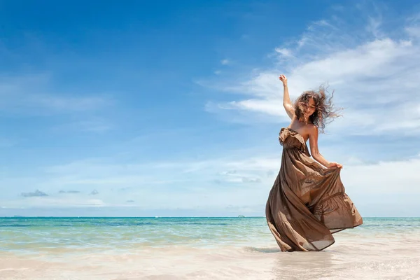 Modelo de moda jovem bonita em biquíni com óculos de sol — Fotografia de Stock