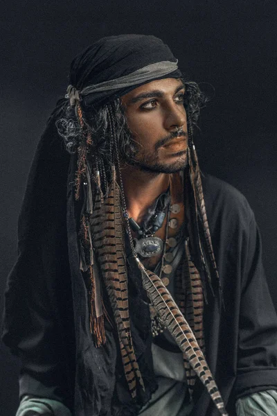 Conceitual Pirata Boho Homem Posando Para Câmera — Fotografia de Stock