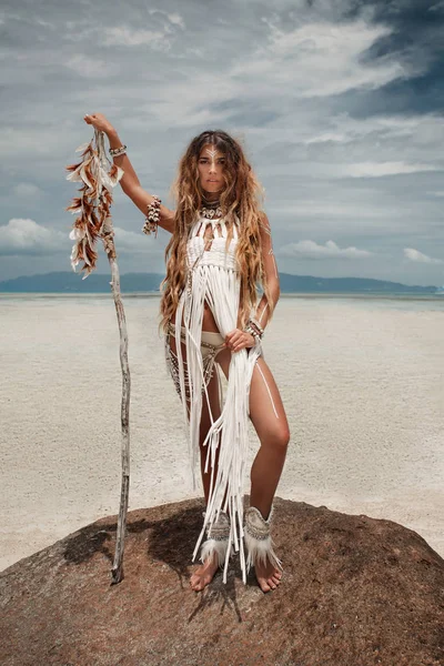 Aantrekkelijke Wilde Boho Vrouw Inheemse Amerikaanse Stijl Witte Kleren Poseren — Stockfoto
